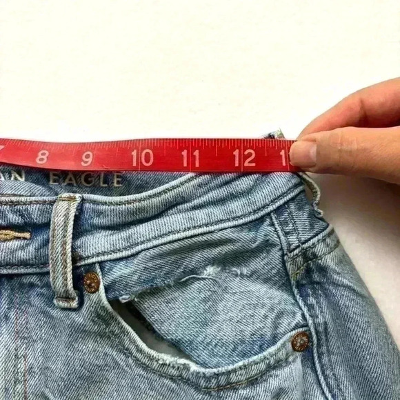 American Eagle High Rise Mom Light Wash Fade Distress Ankle Jean Size 2 X-Short - Picture 14 of 15